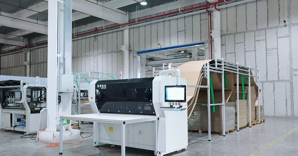 Excitech သည် ပရိဘောဂ စက်ရုံဘုတ်အဖွဲ့ ထုပ်ပိုးမှုလုပ်ငန်းအတွက် မြန်နှုန်းမြင့် ကာတွန်စက်ကို စတင်လိုက်သည် ။