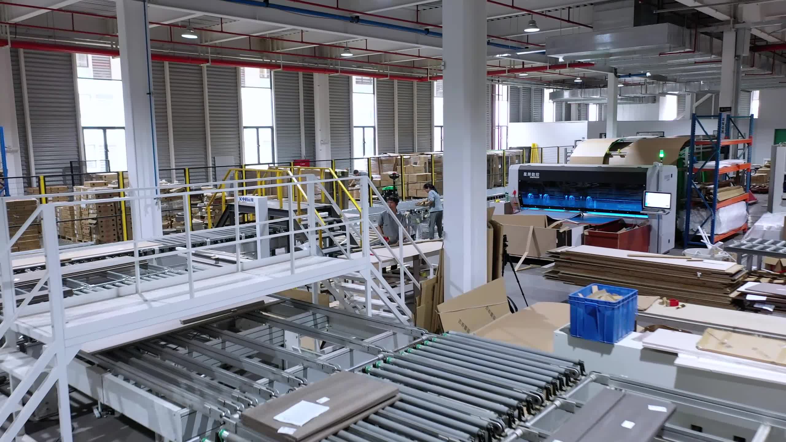 EXCITECH ထုပ်ပိုးသည့်စက်သည် ၎င်း၏ထူးခြားသောအားသာချက်များကိုပြသပြီး ပရိဘောဂအမှာစာများ၏ ထုပ်ပိုးမှုထိရောက်မှုကို တိုးတက်စေသည်။